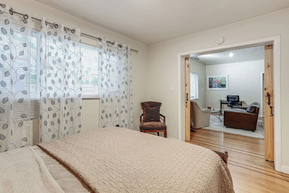 Walkable Dtwn Oakland Apt w/ Shared Rooftop!