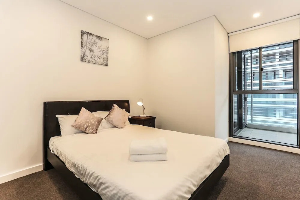 New Bright Apartment In Waterloo