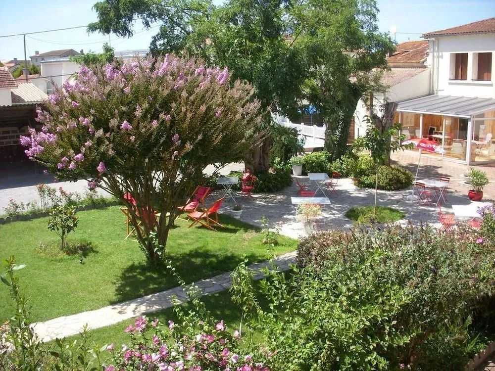 Hotel Les Vieux Acacias