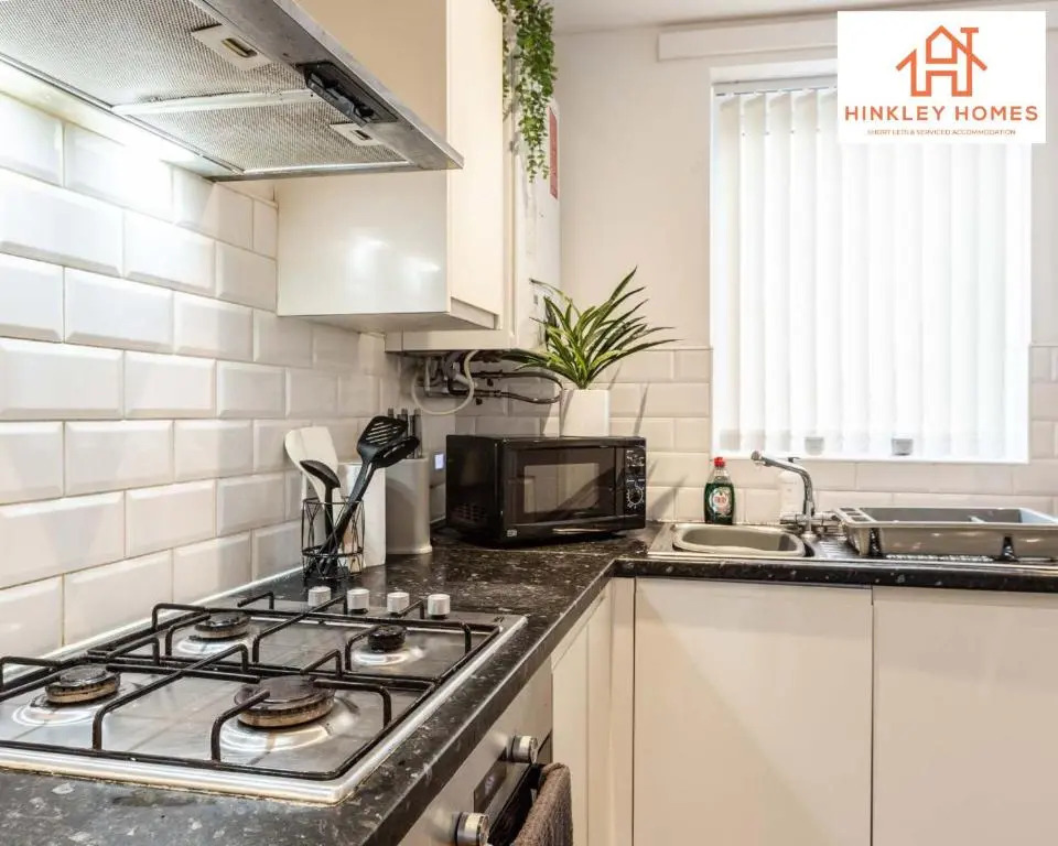Modern Townhouse - Free Gated Parking - City Centre - 5 ! By Hinkley Homes Short Lets & Serviced Accommodation