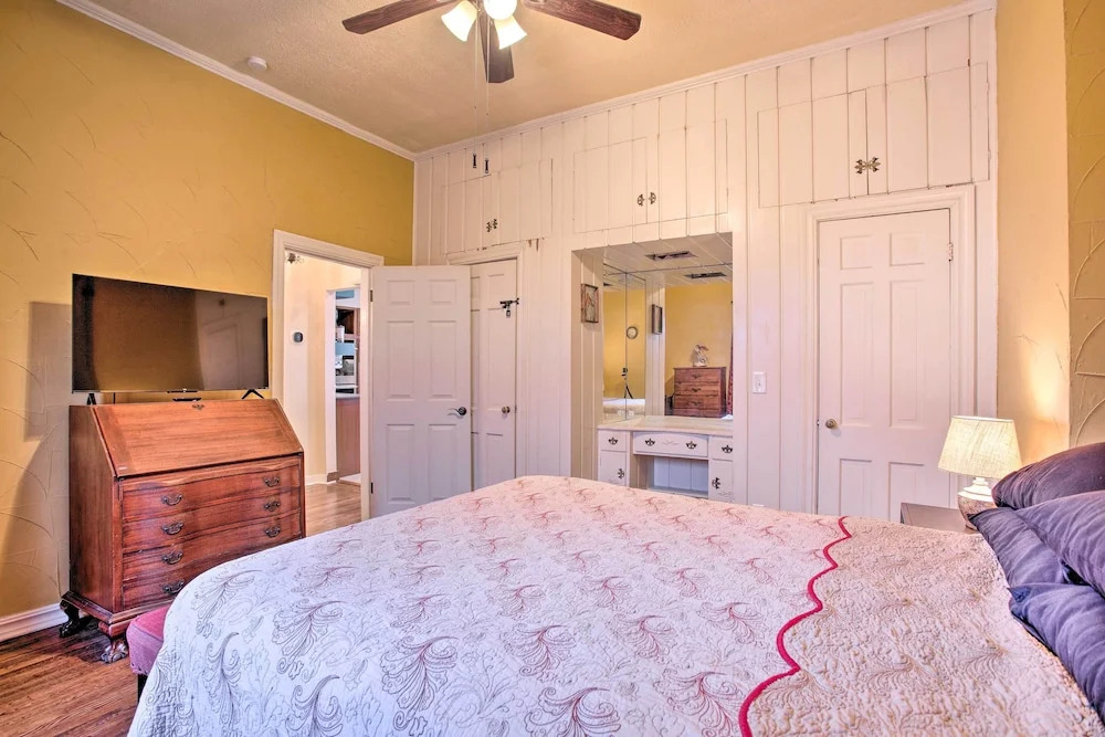 Pet-friendly OKC Home w/ Yard ~ 5 Mi to Dtwn!