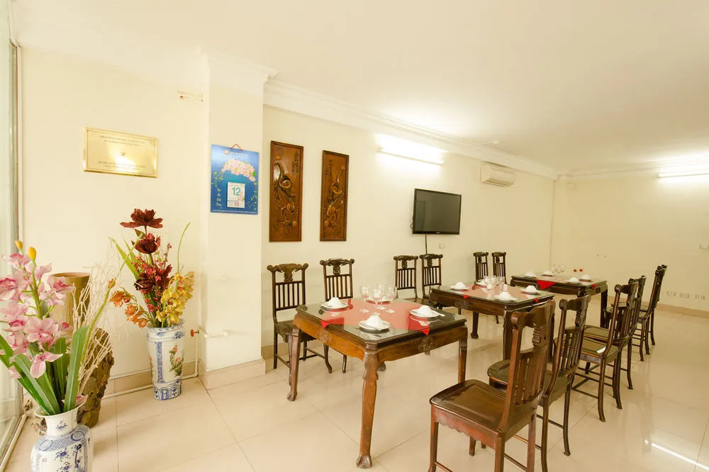 Ho Sen Xanh Hotel