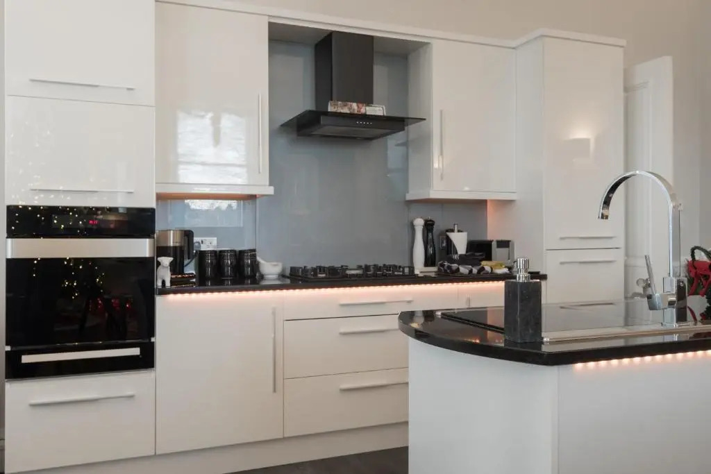 Marks At The Manor Luxury Riverside Apartments - Sleeps up to 4, with Parking and Sky TV