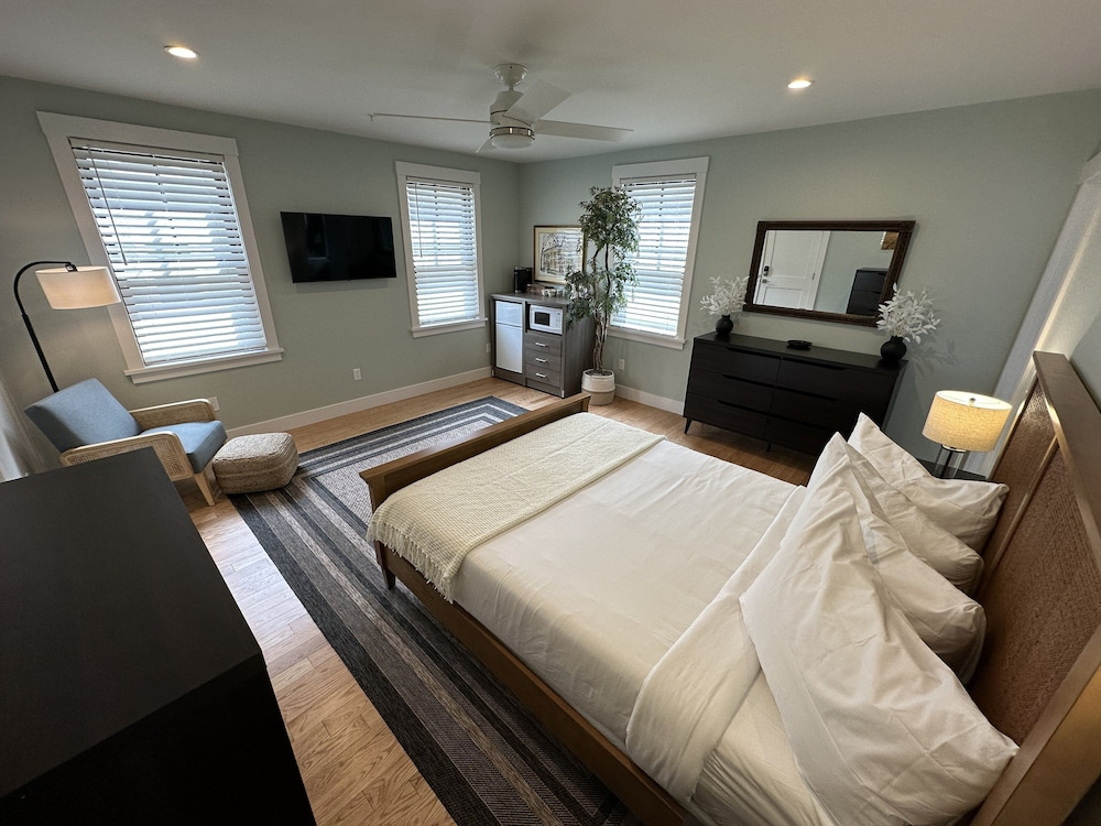 Epic Downtown Newport 6br Whole House W/ Parking 6 Bedroom Home