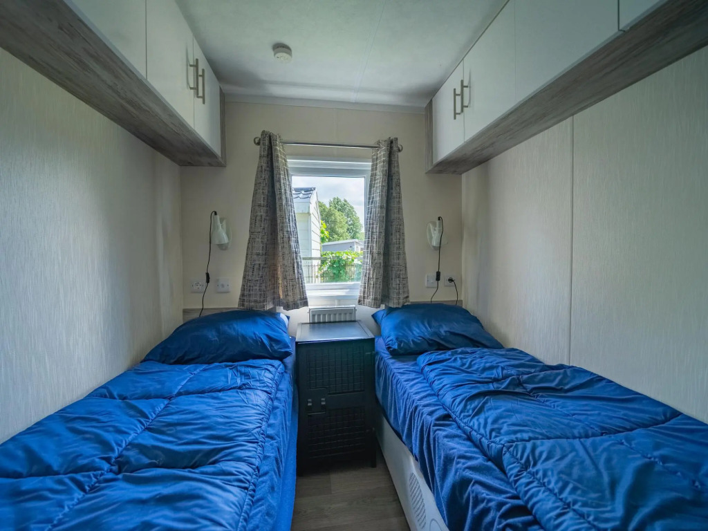 Well-maintained chalet with microwave, on a holiday park close to the Biesbosch