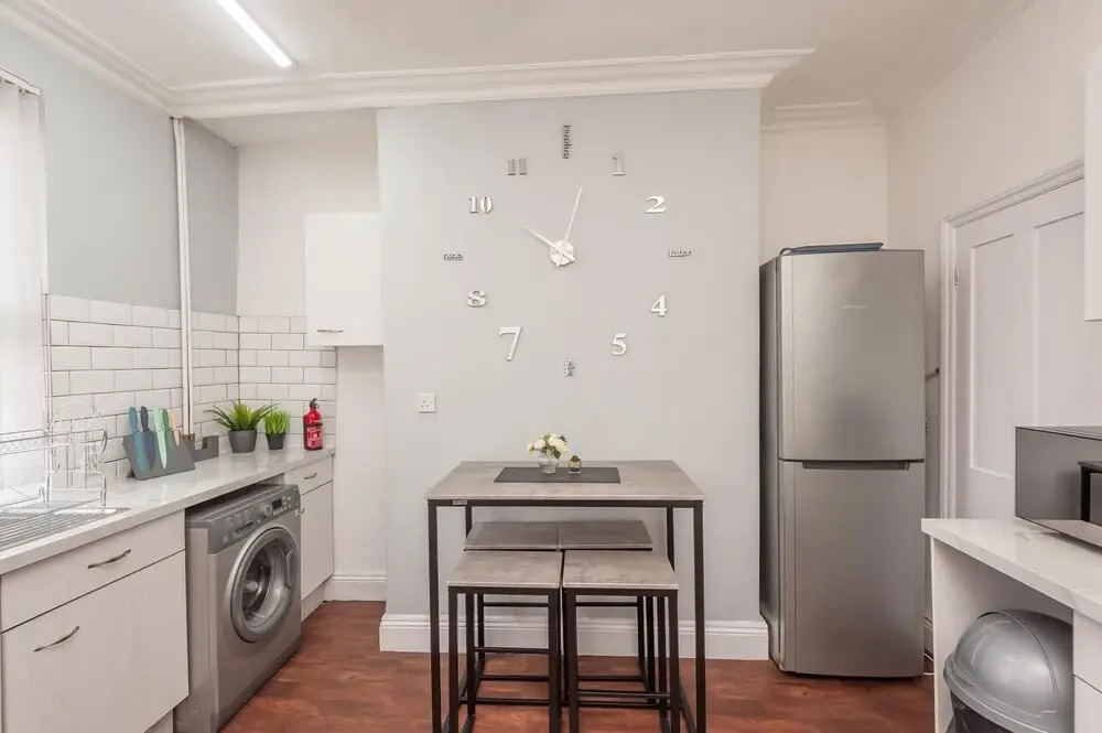 Leeds 4-bed House - Sleeps 9, Free Parking & Wifi