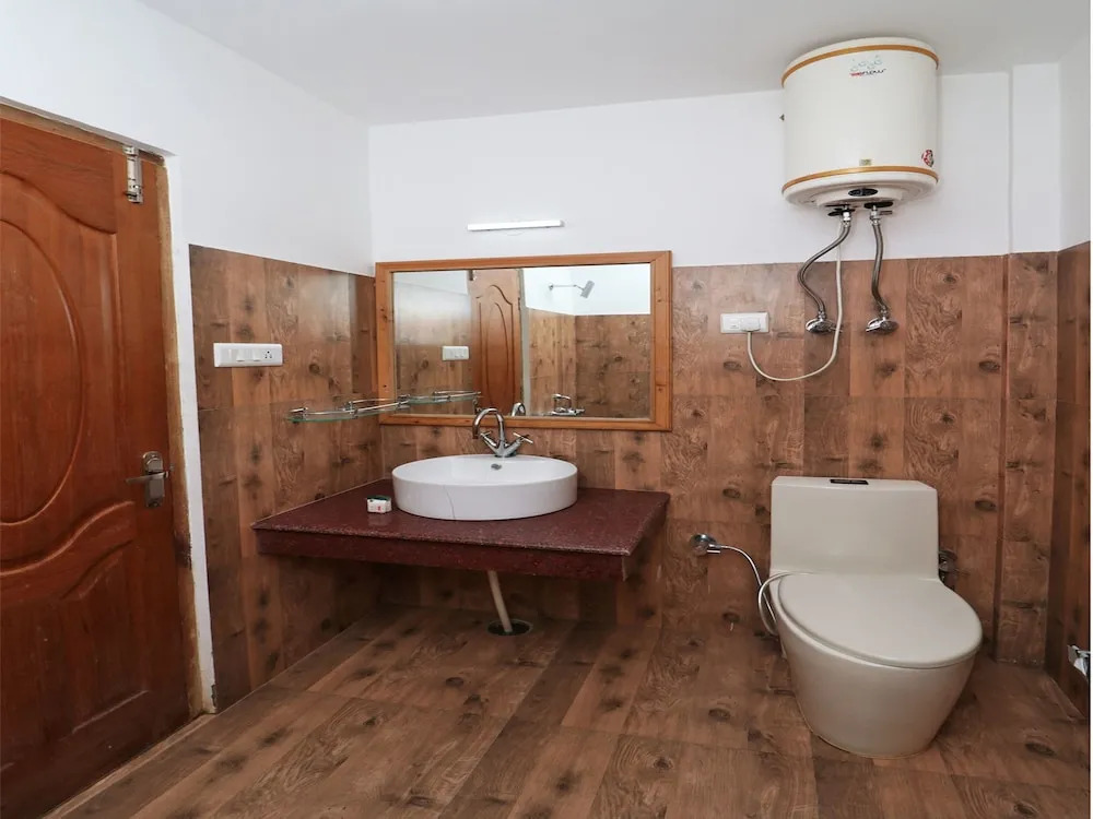 OYO 13697 Home Exotic Hill View Studio Naggar Road