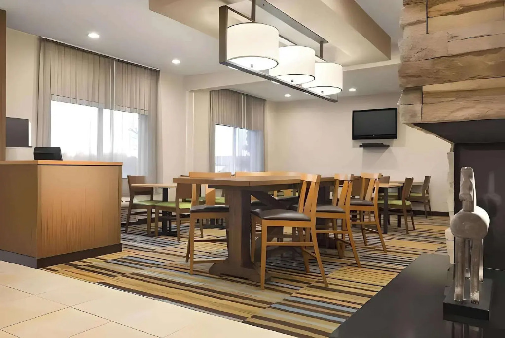 dubuque inn & suites