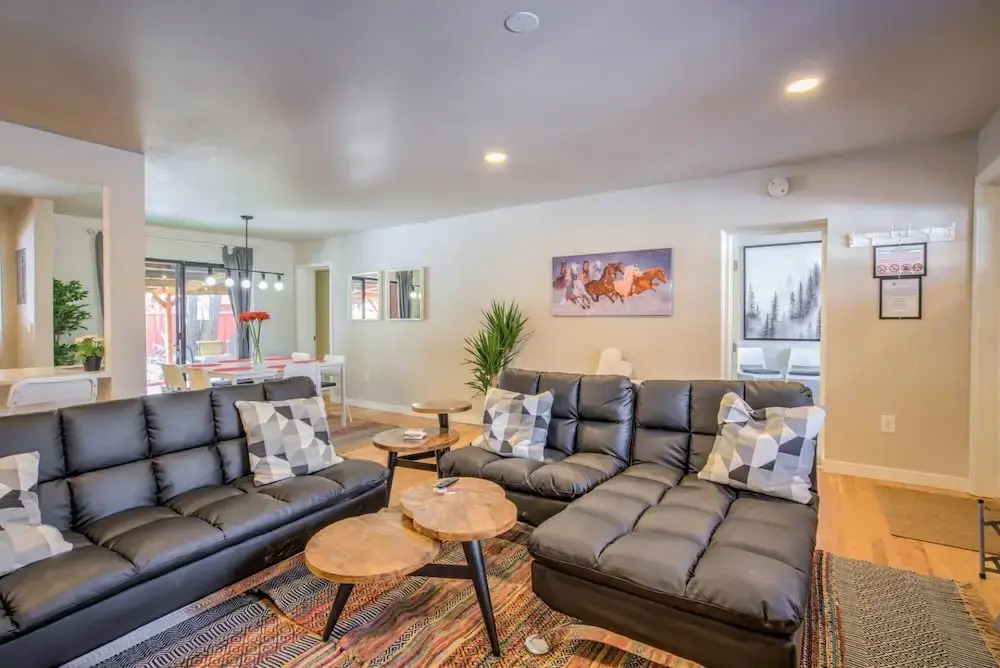 4BR Broadmoor Retreat Hottub Firepit Near Trails - Updated Outdoor Space With Yard Games