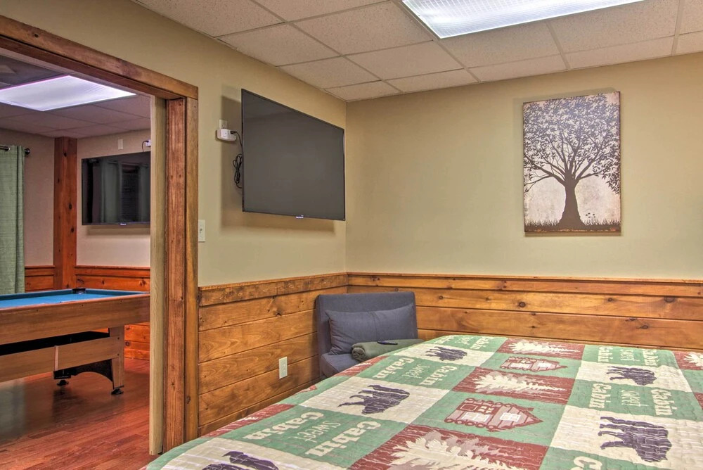 Pigeon Forge Cabin w/ Hot Tub & Mountain Views!