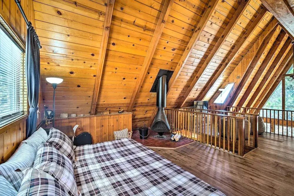 Running Springs Cabin w/ Large Deck + View!