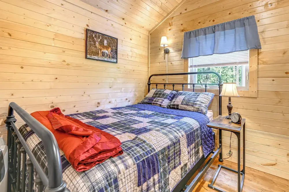 Black Bear Bungalow: Sevierville Hideaway w/ Deck!