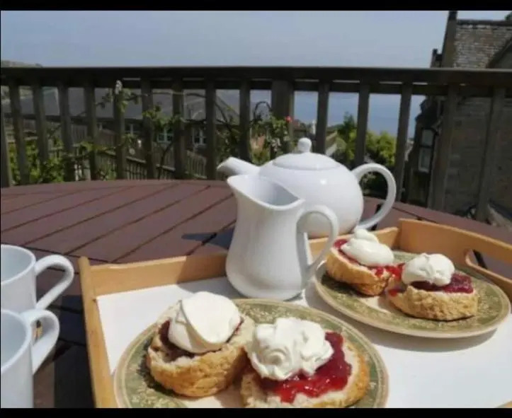 Fantastic spacious house with beautiful panoramic views of the bay Only a few minutes walk from beach harbour and restaurants This house has 3 bedrooms 3 bathrooms and 2 lovely sitting rooms