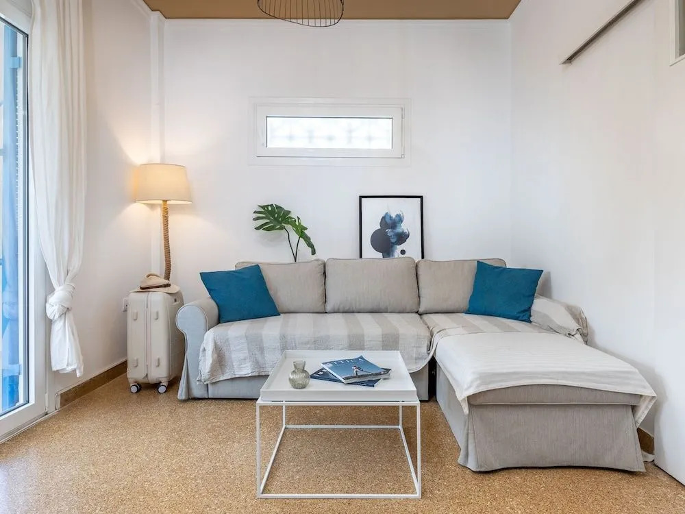 Breeze One Bedroom Apartment by BluPine