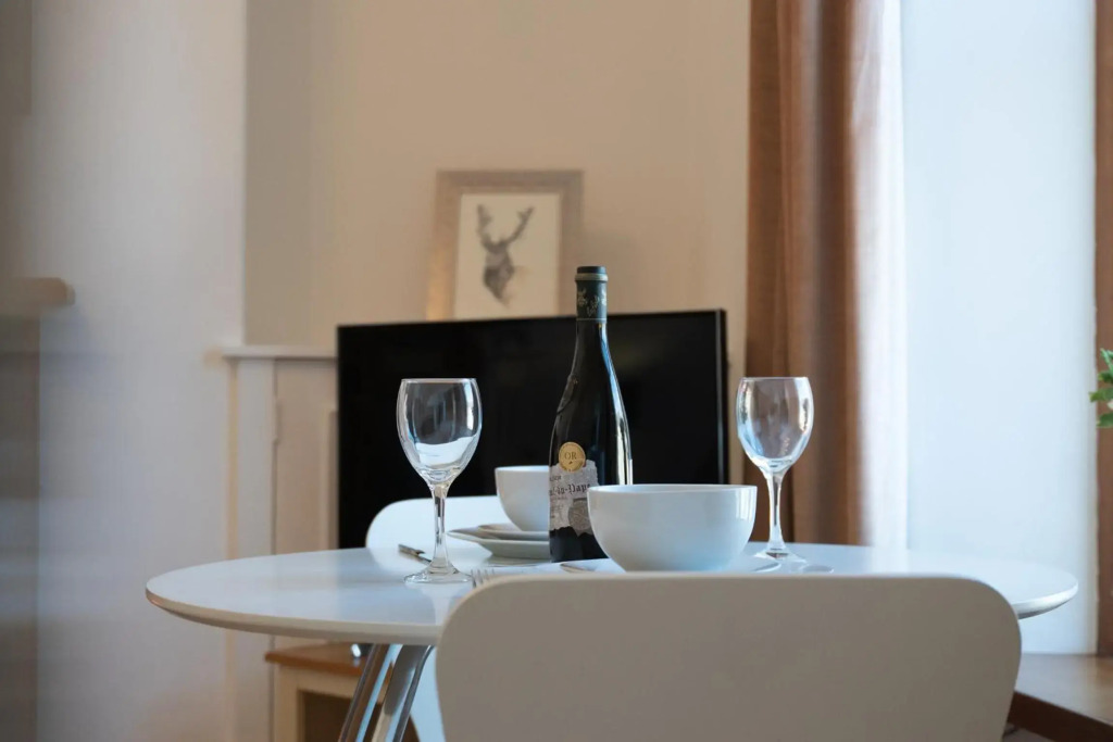 Find "DWELLCOME HOME Ltd" site for 10oo10 assurance from past guests - Immaculate Central 1 double bedroom 1st floor Apartment with free parking and 100Mbps broadband, Miles better than a hotel