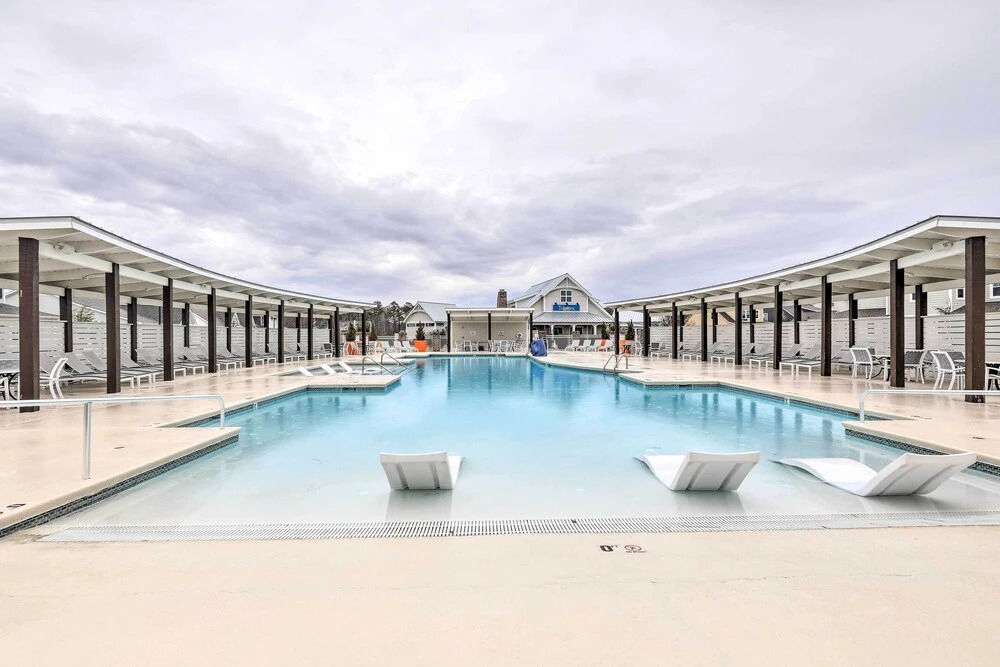 Beaufort Getaway w/ Pool Access, 2 Mi to Downtown!