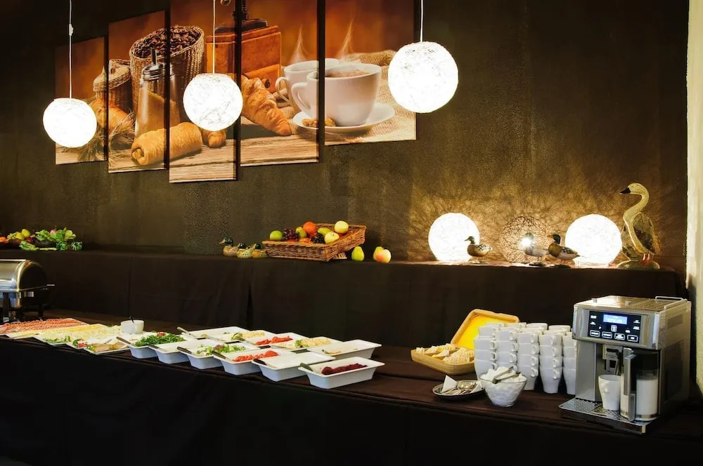 Baza Hotelowa Bobrowiecka 9