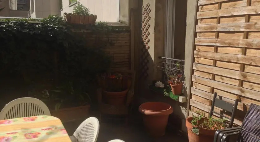 cosy rare 2 bedroom apartment around a private garden