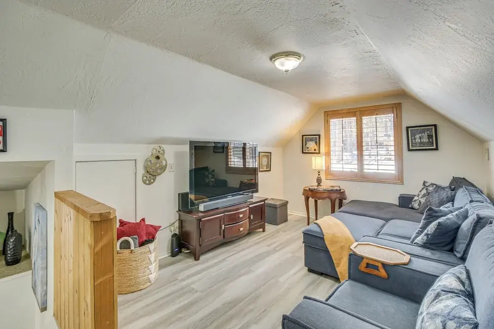 Cozy Cabin w/ Deck - 2 Mi to Bear Mountain Resort!