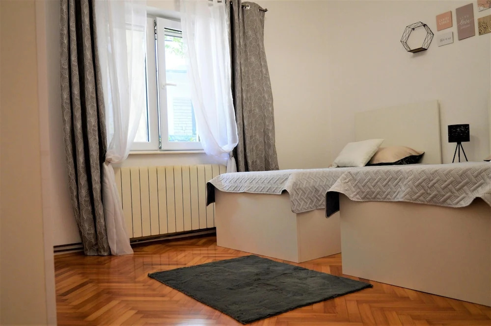 Coastal Apartment - Sleeps 6, Balcony & Parking