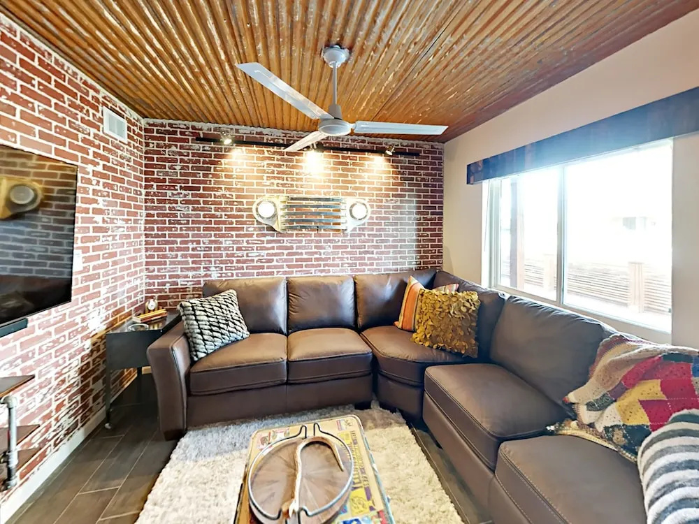 E Indianola - 4 Br Home