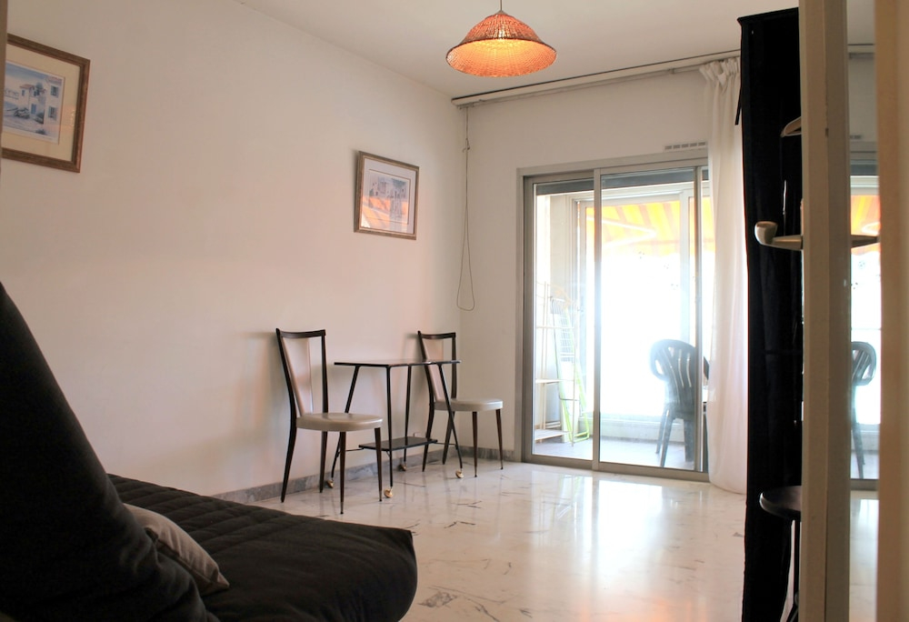 Central 1 Bedroom in Luxurious Residence