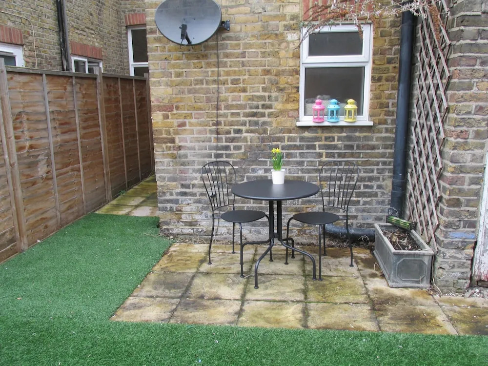 The Quiet & Cosy Fulham Reach Crib