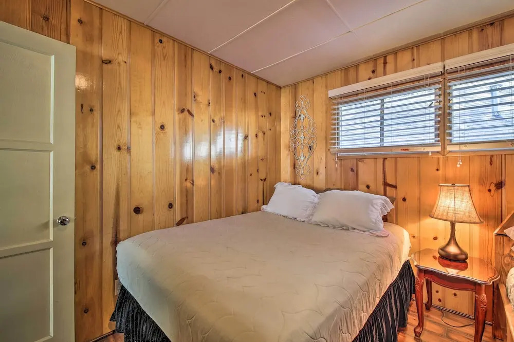 < 3 Mi to Lake: Pet-friendly Big Bear Cabin