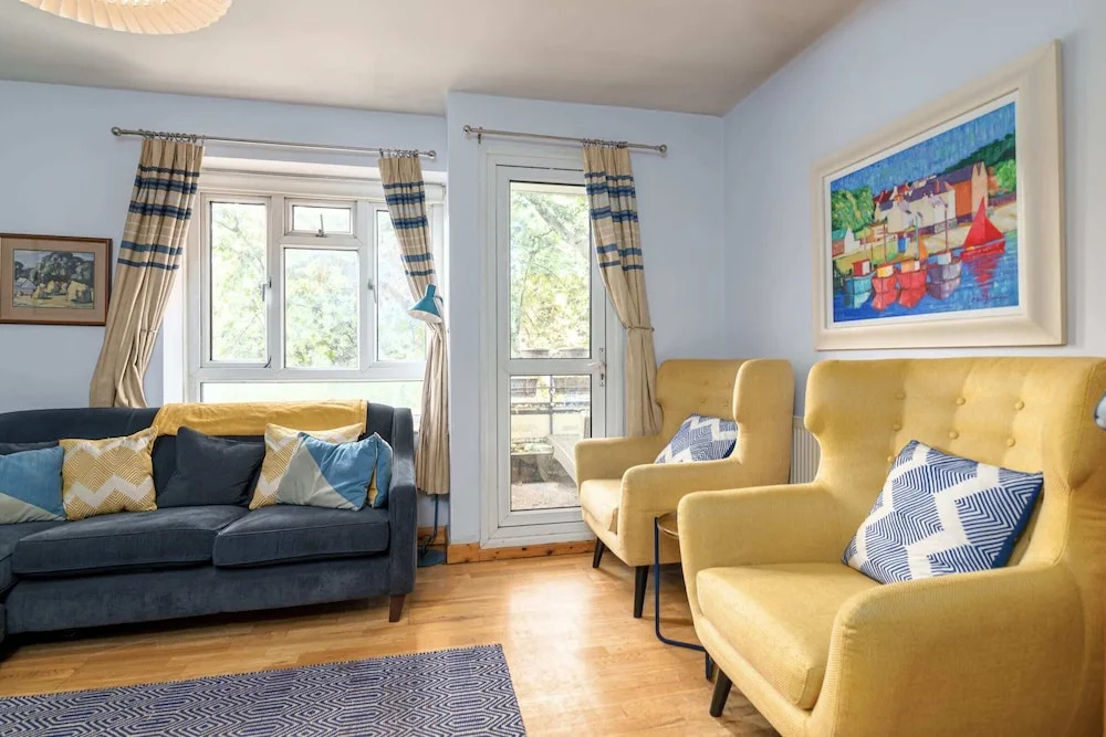 Charming 1BR Highbury Flat With Balcony