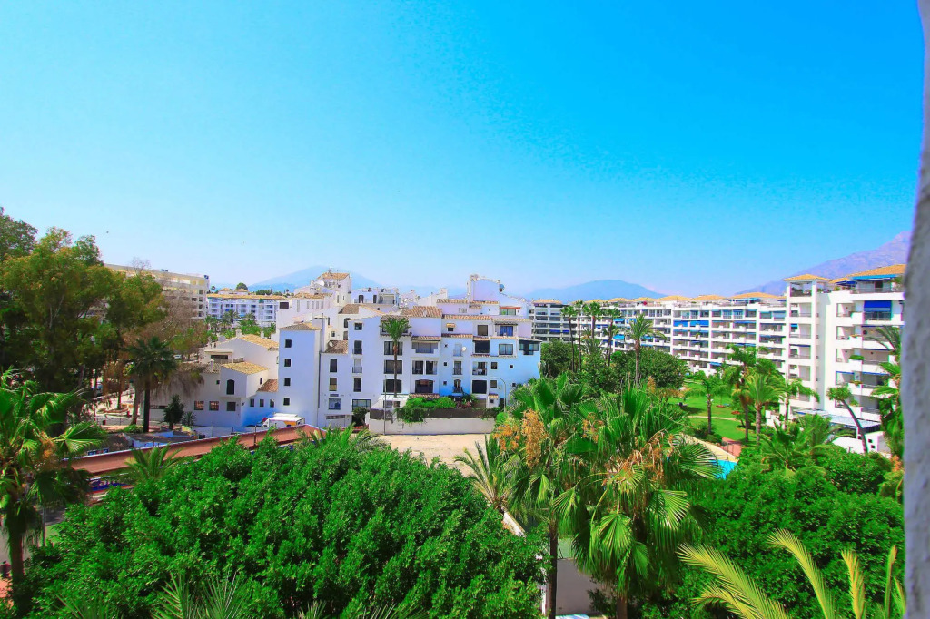 1079 - Frontline Puerto Banus Apartment