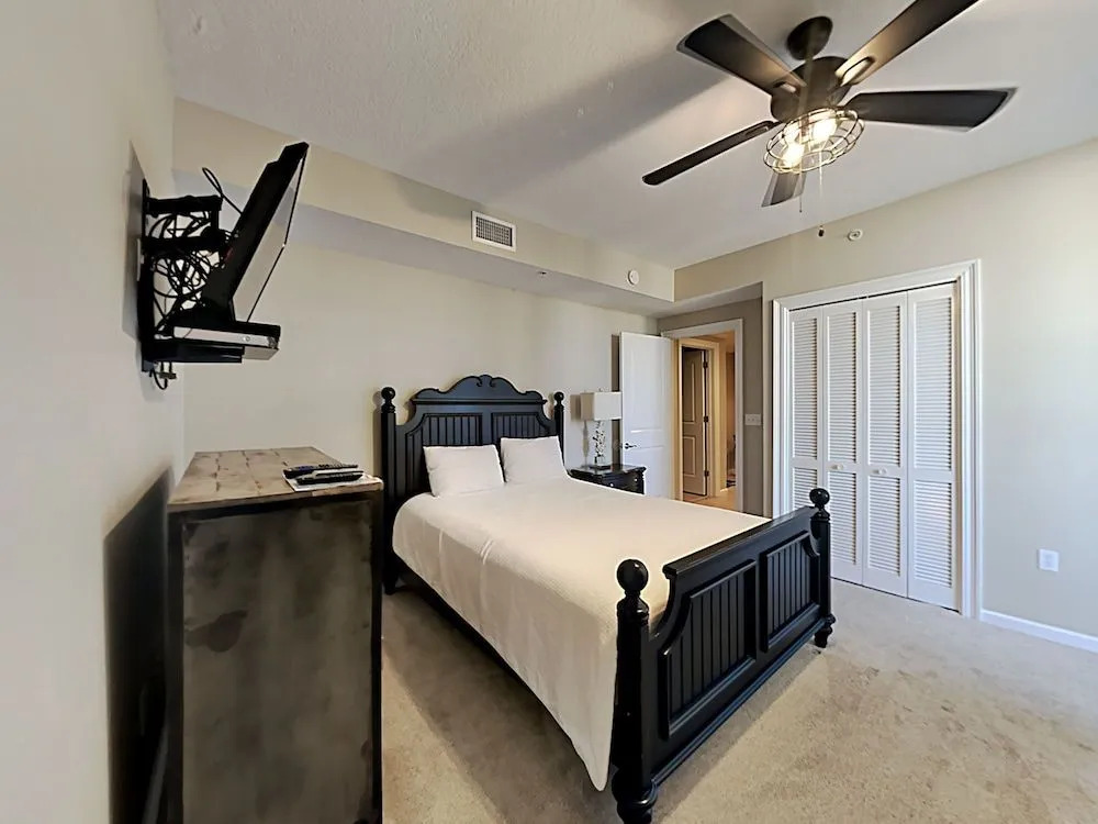 The Colonnades 302