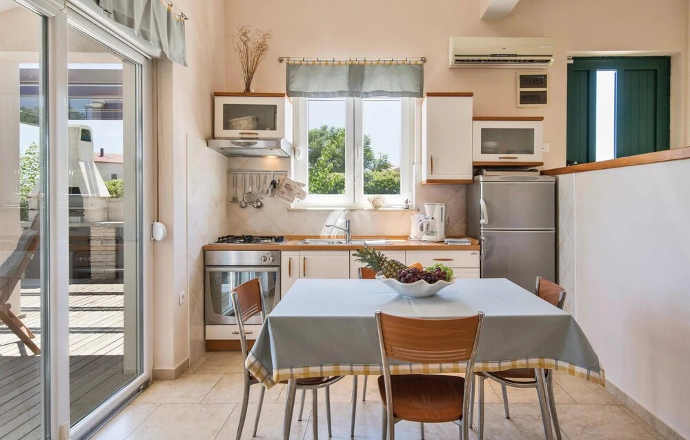 Nice Home in Liznjan With Wifi and 4 Bedrooms