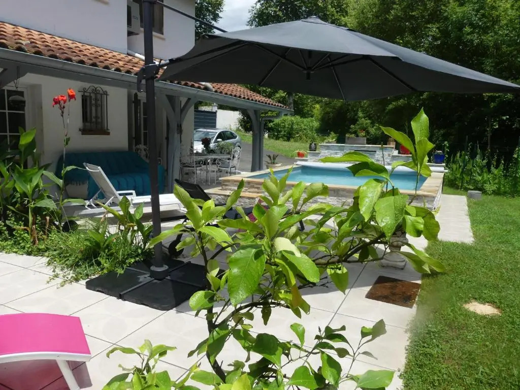 Toki Eder chez Marisol, piscine chauffée, décoration soignée et océan à 15 minutes entre Bayonne et Hossegor