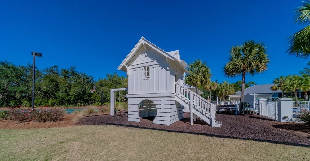 Sea La Vie 1 Bedroom Condo by RedAwning