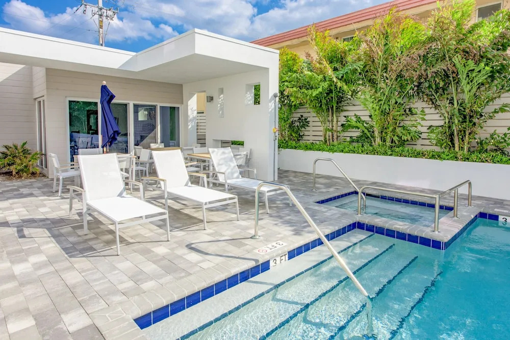 Tri-level Pompano Beach Townhouse by RedAwning