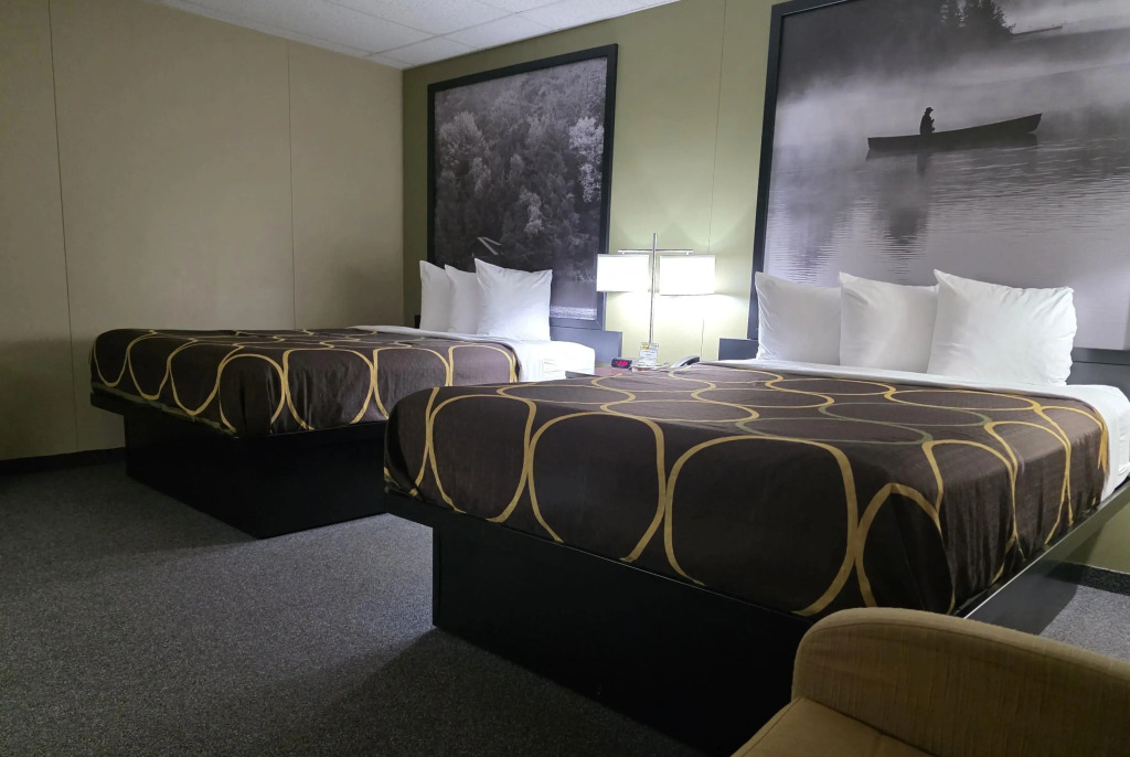 Super 8 by Wyndham Hearst ON