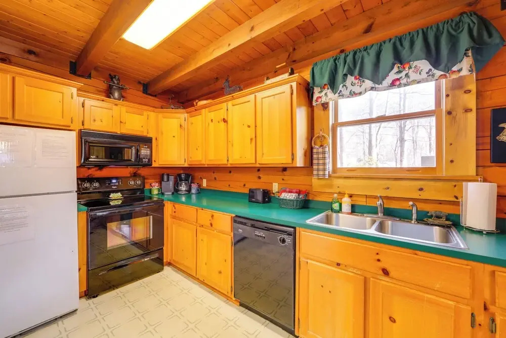 Family Log Cabin w/ Mtn Views, 2 Mi to Tube World!