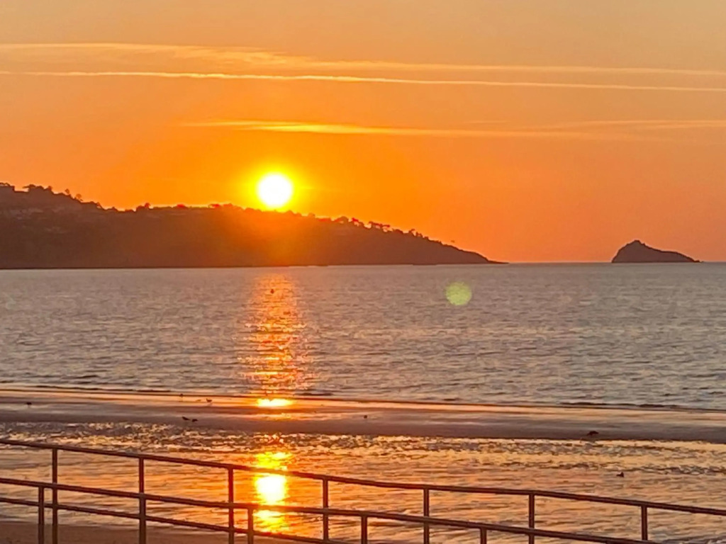 SINGER HOUSE , IDEAL FOR LARGE FAMILYS & GRANDPARENTS ,LARGE GROUND FLOOR FLATS ,2 PRIVATE GARDENS ,2 BATHROOMS ,1 KITCHEN ,2 SEPERATE ENTRANCES ,interlocking doors between the flats ,3 double beds ,3 single beds , in front of PAIGNTON PIER , 3 CAR SPACES