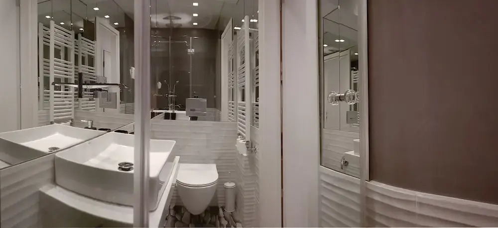 Gusto Luxury Apt Must