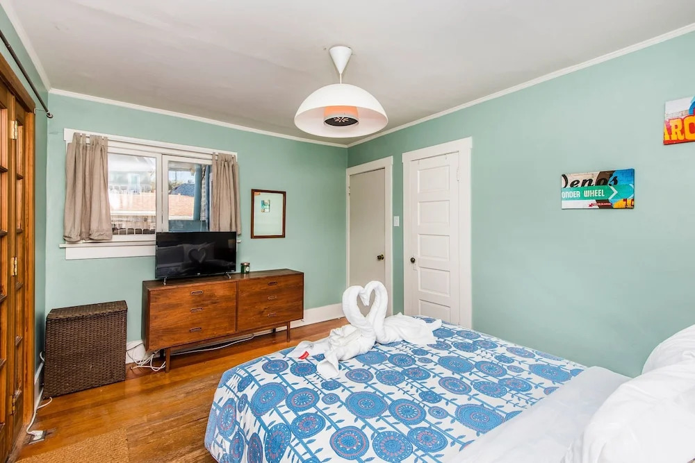 Charming 2 Bedroom Bungalow in Silver Lake