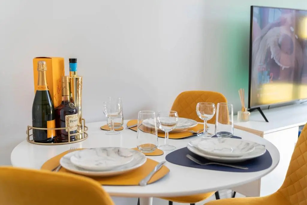 MAEVELA Apartments - Jungle Vibe Luxury City Centre 1 Bed Apartment - NEW BUILD - City Centre, Digbeth - ROOFTOP TERRACE - PS4 & Smart TV's