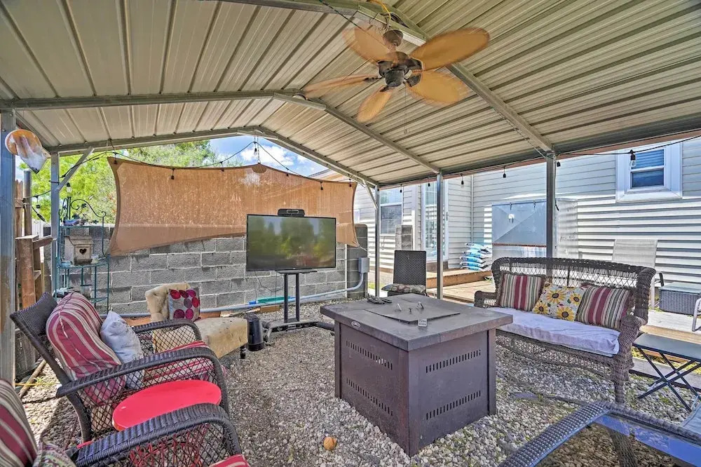 Quaint Garden City Studio w/ Hot Tub: Pets Welcome