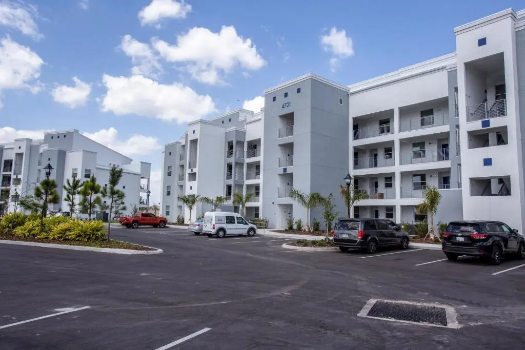 Luxurious 2 Bedroom Apartment Close to Disney 303