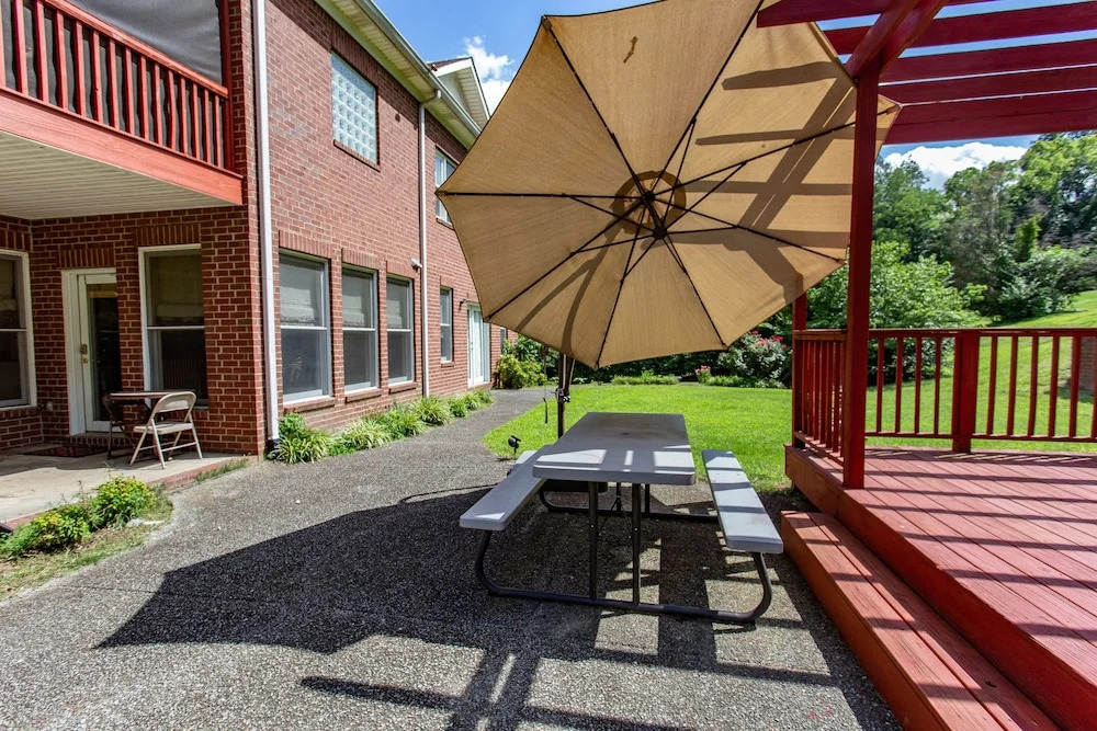1369 Brentwood Almond - studio Br Apts