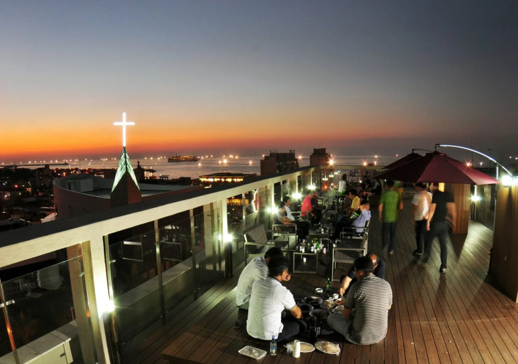 Black Sands Hotel
