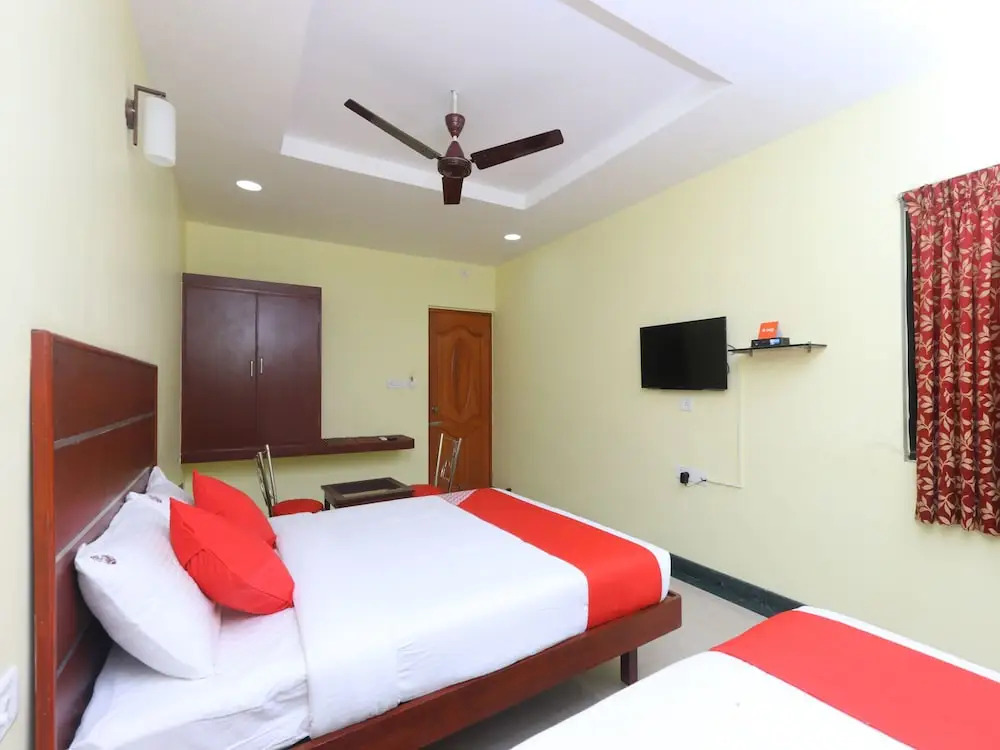 OYO 15558 Sri Sai Nivas Inn