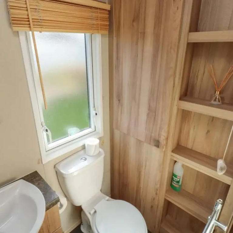 Caravansleeps6-freeparking-quietretreat-nature
