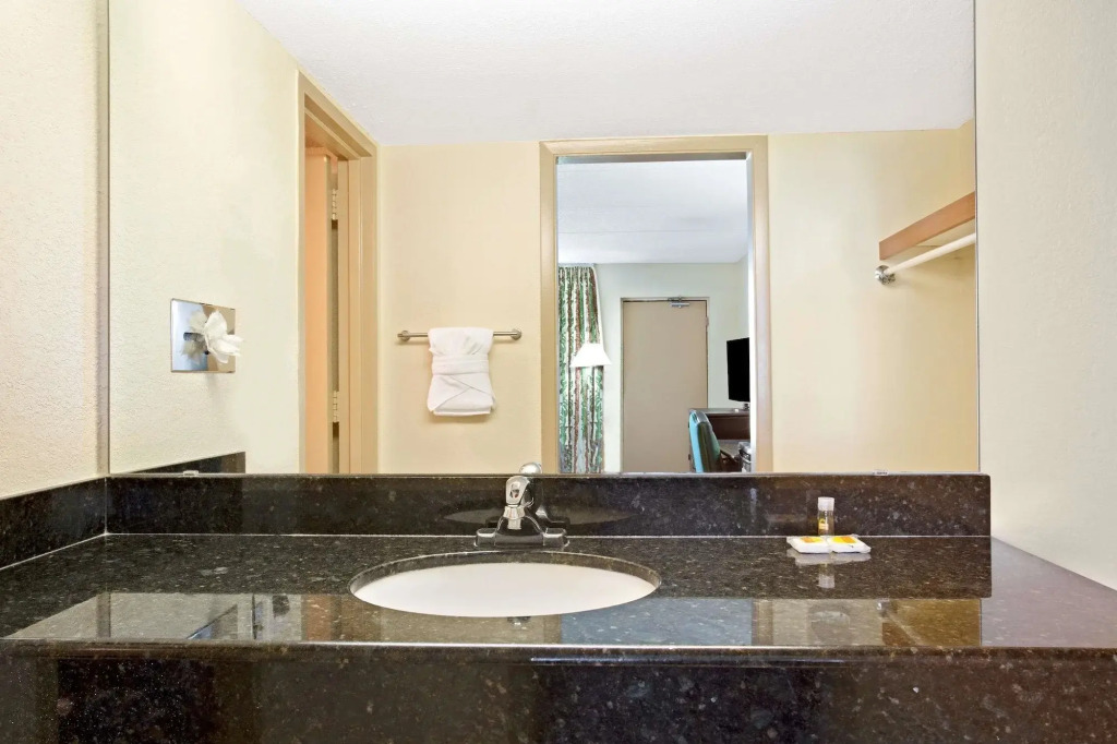 Days Inn by Wyndham Orlando Airport Florida Mall