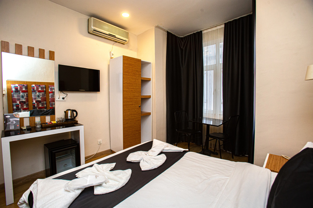 La Pazza Suites