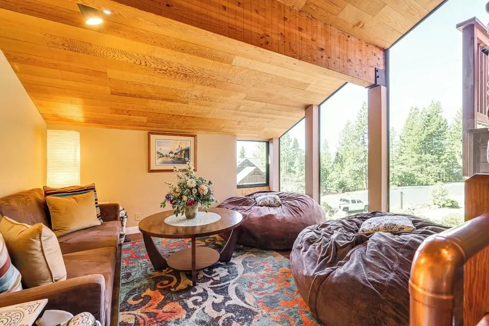 1 Mi to Lake Tahoe: Home w/ Hot Tub & Decks